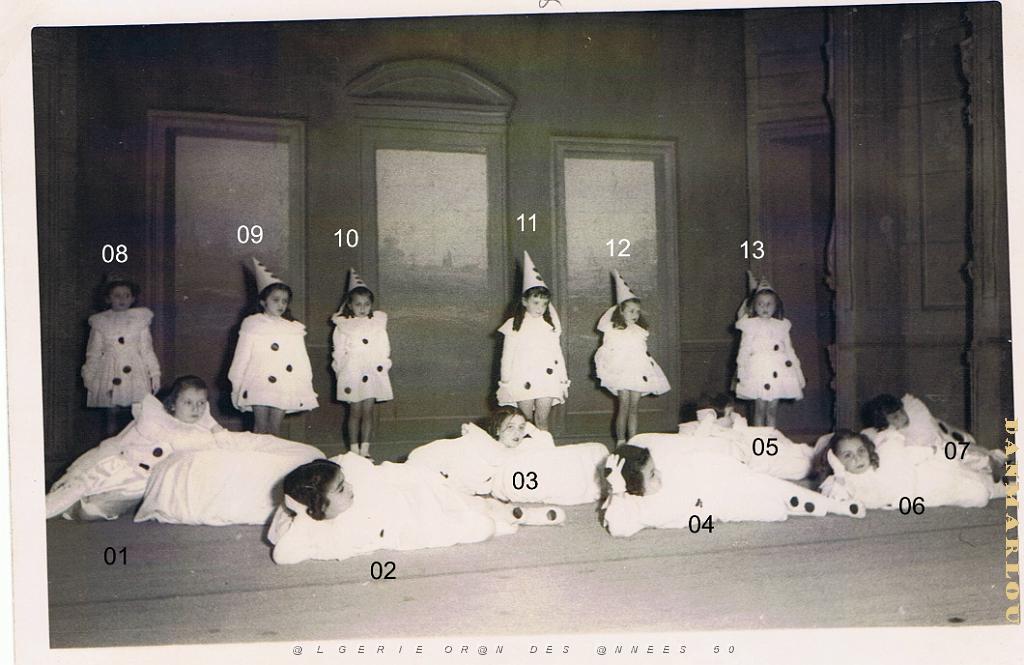 PATRONAGE ORAN DES SOEURS TRINITAIRES DE SAINT LOUIS 19XX SCENE LES PIERROTS  001.jpg